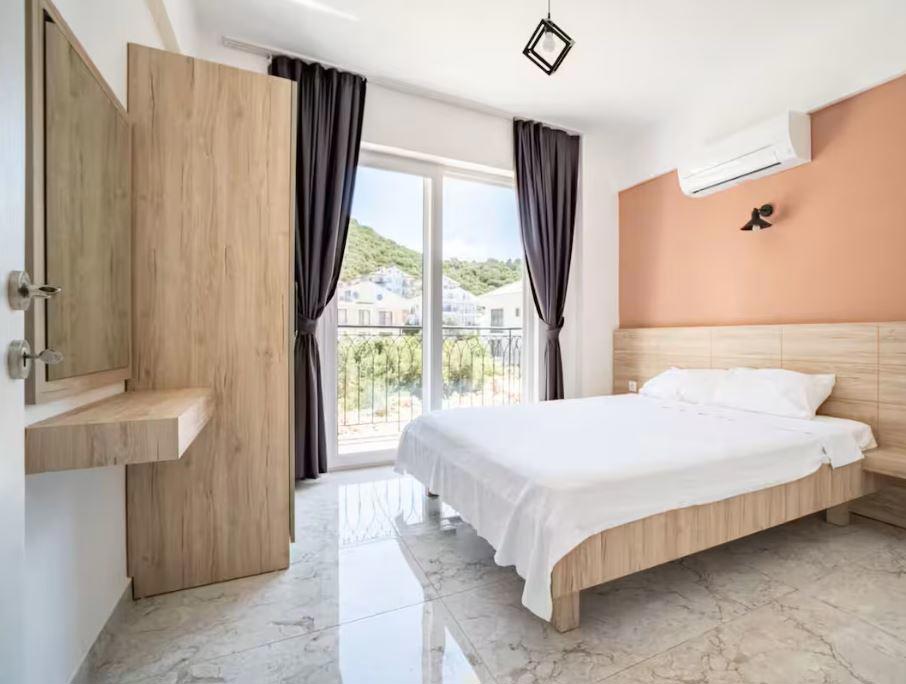 Kas Eylul Suit Apart