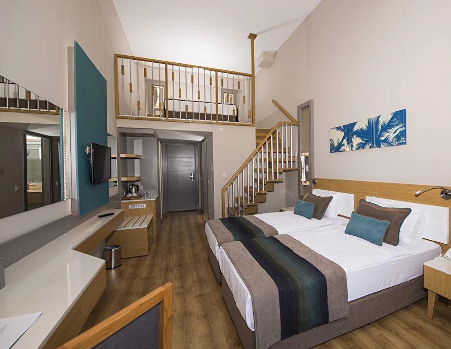 Palm World Resort & Spa Side