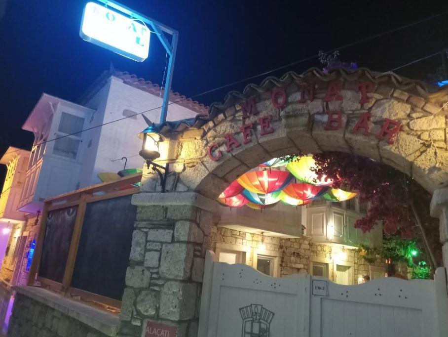 Monat Hotel