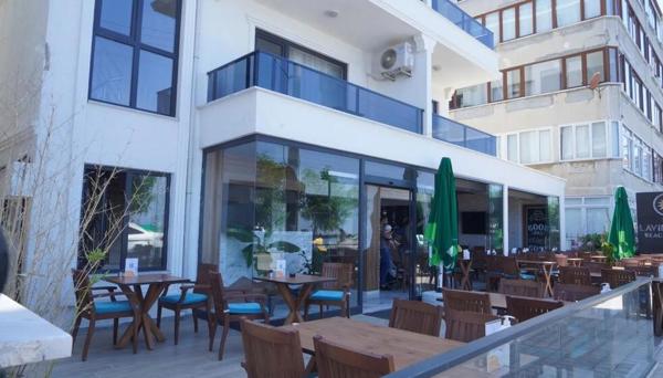 The Lavington Beach Hotel