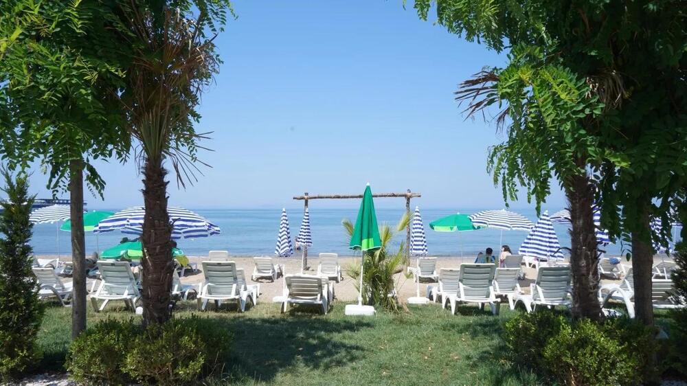 The Lavington Beach Hotel