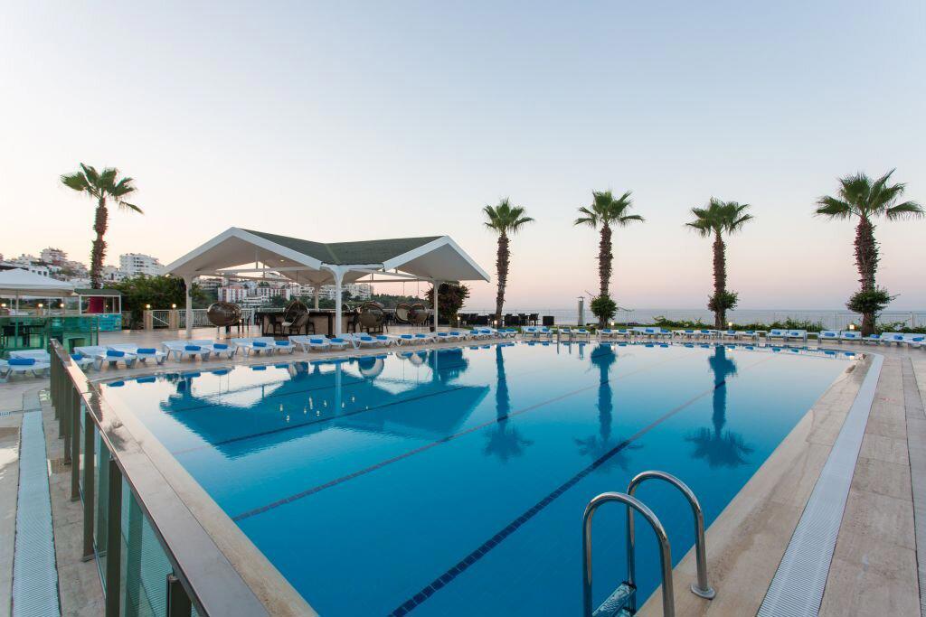 Falcon Hotel