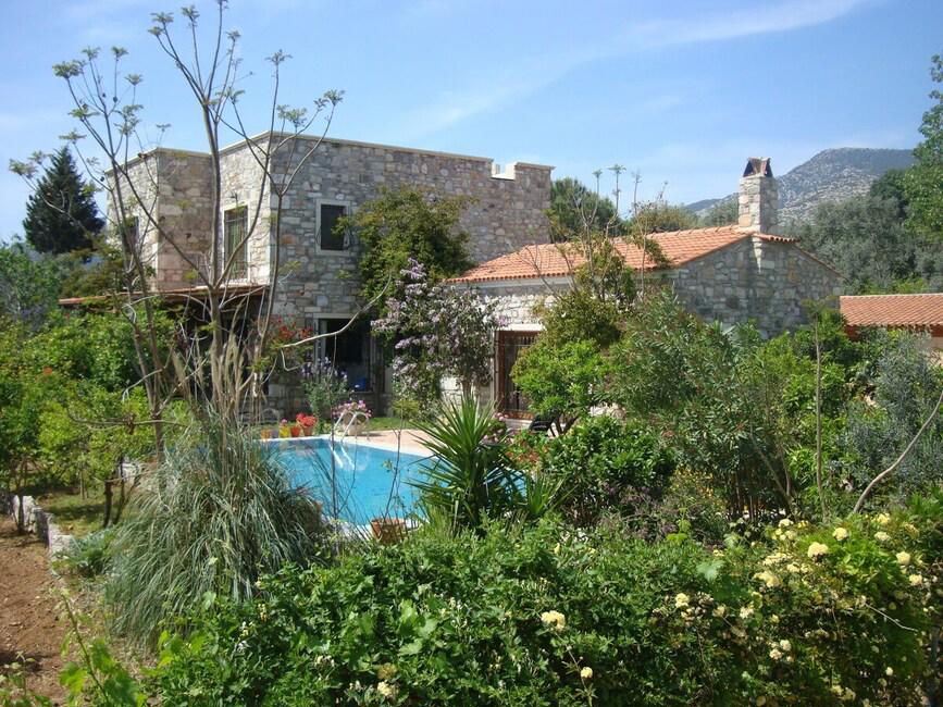 Important Group Villa Citrus