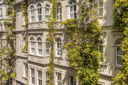 Adahan DeCamondo Pera, Autograph Collection