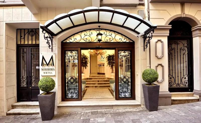 Mirrors Hotel