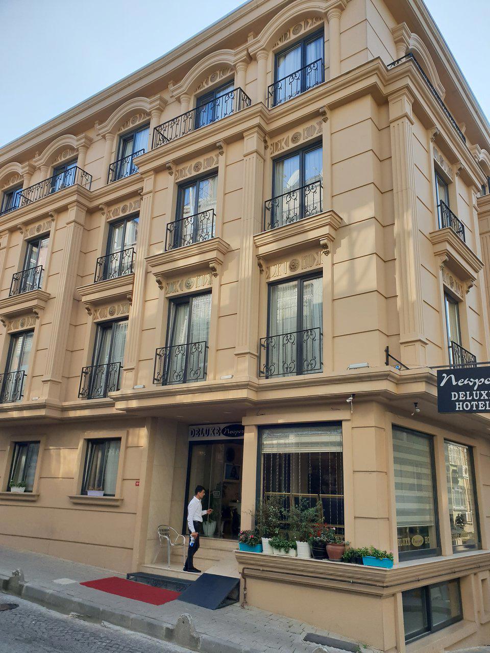 Deluxe Newport Hotel