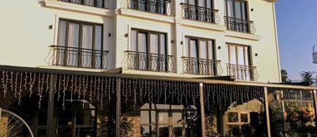 8 Rooms Hotel