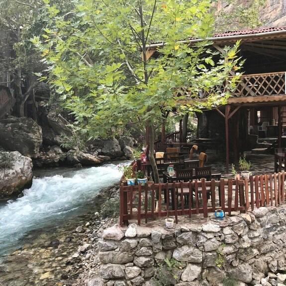 Kapuzbaşı Şelalesi Baştürk Dinlenme Tesisi