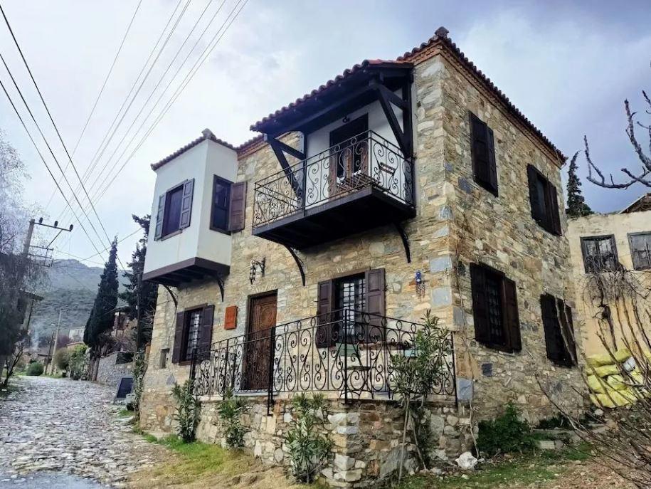 Puli Stone Houses