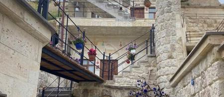 Bayar Cave Suites