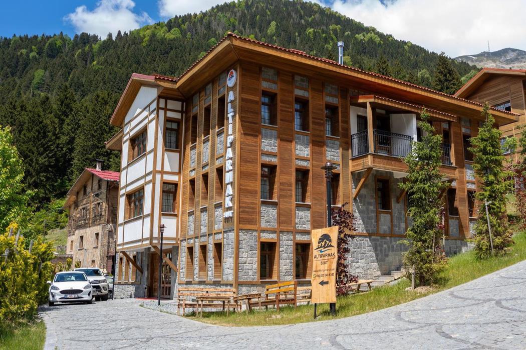 Ayder Altıparmak Suit