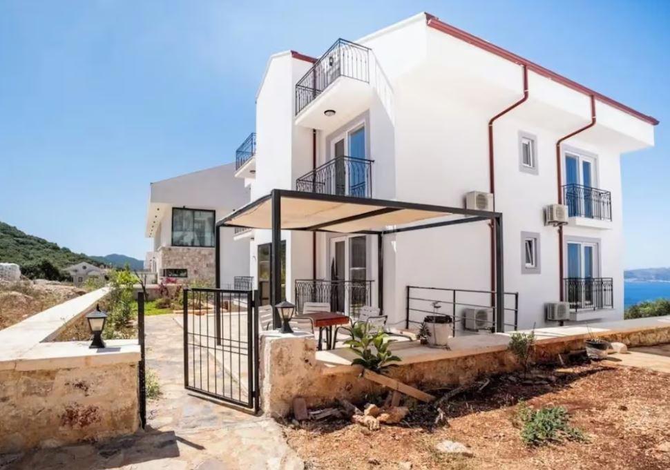 Kas Eylul Suit Apart